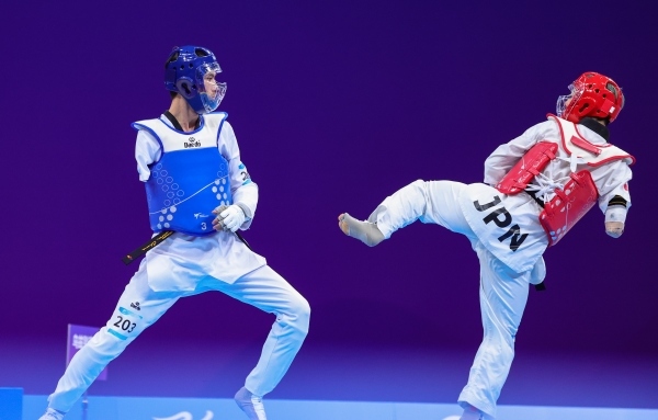 10月23日，杭州第4屆亞殘運(yùn)會(huì)跆拳道男子K44級(jí)58公斤級(jí)銅牌賽舉行。圖為烏茲別克斯坦隊(duì)選手桑賈貝克·穆赫托羅夫(左)和日本隊(duì)選手阿渡健太在比賽中。圖片來源：杭州亞殘組委會(huì)