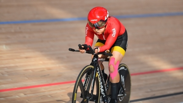 10月23日，杭州第4屆亞殘運(yùn)會(huì)場(chǎng)地自行車女子個(gè)人C4-5級(jí)3000米追逐賽金牌賽舉行。圖為中國(guó)隊(duì)選手季子賢在比賽中。圖片來源：杭州亞殘組委會(huì)