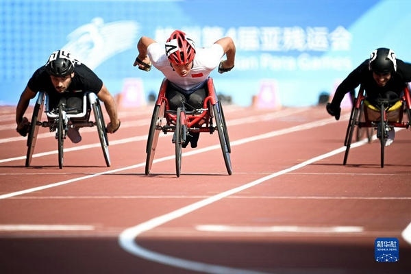 10月23日，中國(guó)選手龔文浩（左二）在杭州第4屆亞殘運(yùn)會(huì)男子100米-T34決賽的比賽中。他以15秒55的成績(jī)獲得該項(xiàng)目銀牌。新華社記者 江漢攝