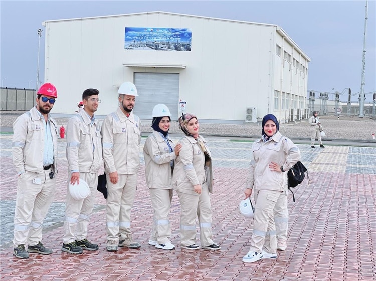 部分伊拉克員工合影。中國(guó)石油工程建設(shè)有限公司供圖