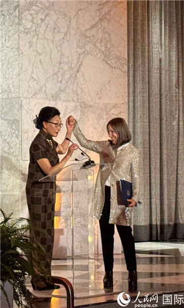 加州副州長(zhǎng)康伊蓮為方李邦琴獲獎(jiǎng)致辭。人民網(wǎng)記者 鄧圩攝