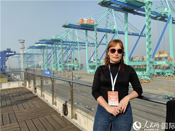 阿根廷公共電視臺(tái)記者萊蒂西亞接受采訪。人民網(wǎng)記者 符園園攝