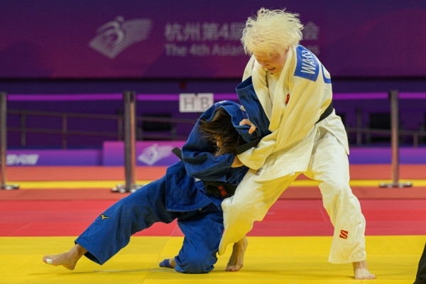 10月24日，杭州第4屆亞殘運會柔道女子J2級57公斤級決賽舉行。圖為中國隊選手王嘉楠（右）和日本隊選手廣瀨順子在比賽中。圖片來源：杭州亞殘組委