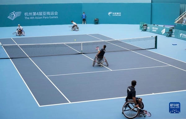 10月24日，在杭州第4屆亞殘運會輪椅網(wǎng)球男子雙打1/4決賽中，中國組合董順江/紀(jì)珍旭以0比2不敵韓國組合任浩元/韓成奉，無緣半決賽。圖為董順江（右二）/紀(jì)珍旭（右一）在比賽中。新華社記者 才揚(yáng)攝