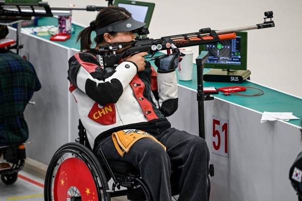 10月23日，杭州第4屆亞殘運會射擊(R2)SH1級女子10米氣步槍立射資格賽舉行。圖為中國隊選手張翠平在比賽中。圖片來源：杭州亞殘組委