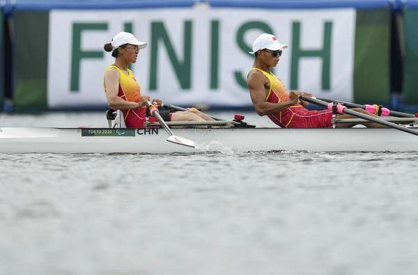2021年8月29日，在東京殘奧會賽艇項目PR2級混合雙人雙槳決賽中，中國組合劉爽/蔣繼劍獲得銅牌。圖為劉爽（左）/蔣繼劍在比賽中。新華社記者 胡虎虎攝（資料圖）