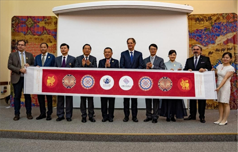 “絲路綺粲—中國(guó)絲綢藝術(shù)展”開(kāi)幕式在匈牙利首都布達(dá)佩斯舉行。布達(dá)佩斯中國(guó)文化中心供圖