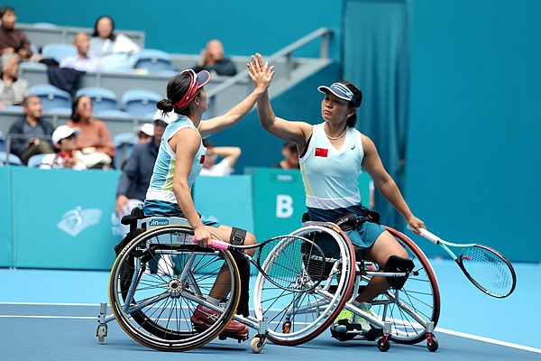 10月25日，杭州亞殘運(yùn)會輪椅網(wǎng)球女雙決賽，中國組合朱珍珍(右)/郭珞瑤慶祝得分。人民網(wǎng)記者 胡雪蓉攝