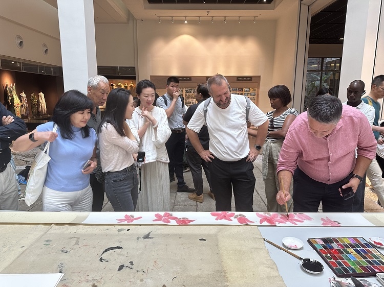 首屆國(guó)際傳播“絲路獎(jiǎng)”獲獎(jiǎng)代表等在廣州市荔灣區(qū)永慶坊參加文化交流活動(dòng)。楊爍壁、王燕攝影報(bào)道