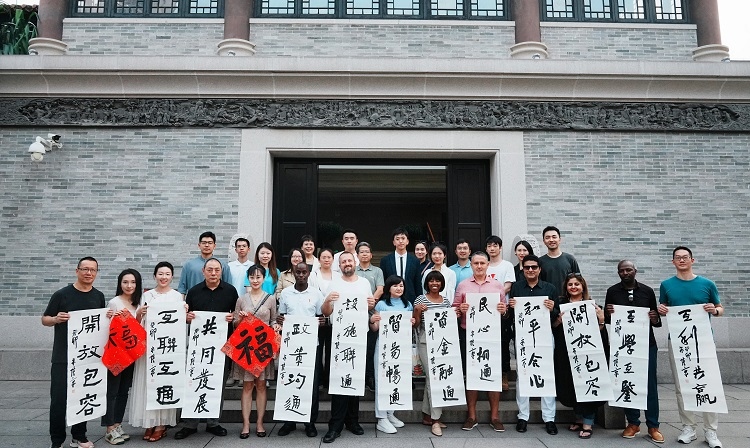 首屆國(guó)際傳播“絲路獎(jiǎng)”獲獎(jiǎng)代表等在廣州市荔灣區(qū)永慶坊參加文化交流活動(dòng)。楊爍壁、王燕攝影報(bào)道