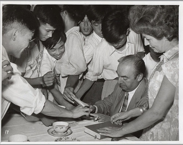 諾貝爾文學(xué)獎得主巴勃羅·聶魯達(dá)與中國青年在一起（資料圖片）。中國美術(shù)館供圖