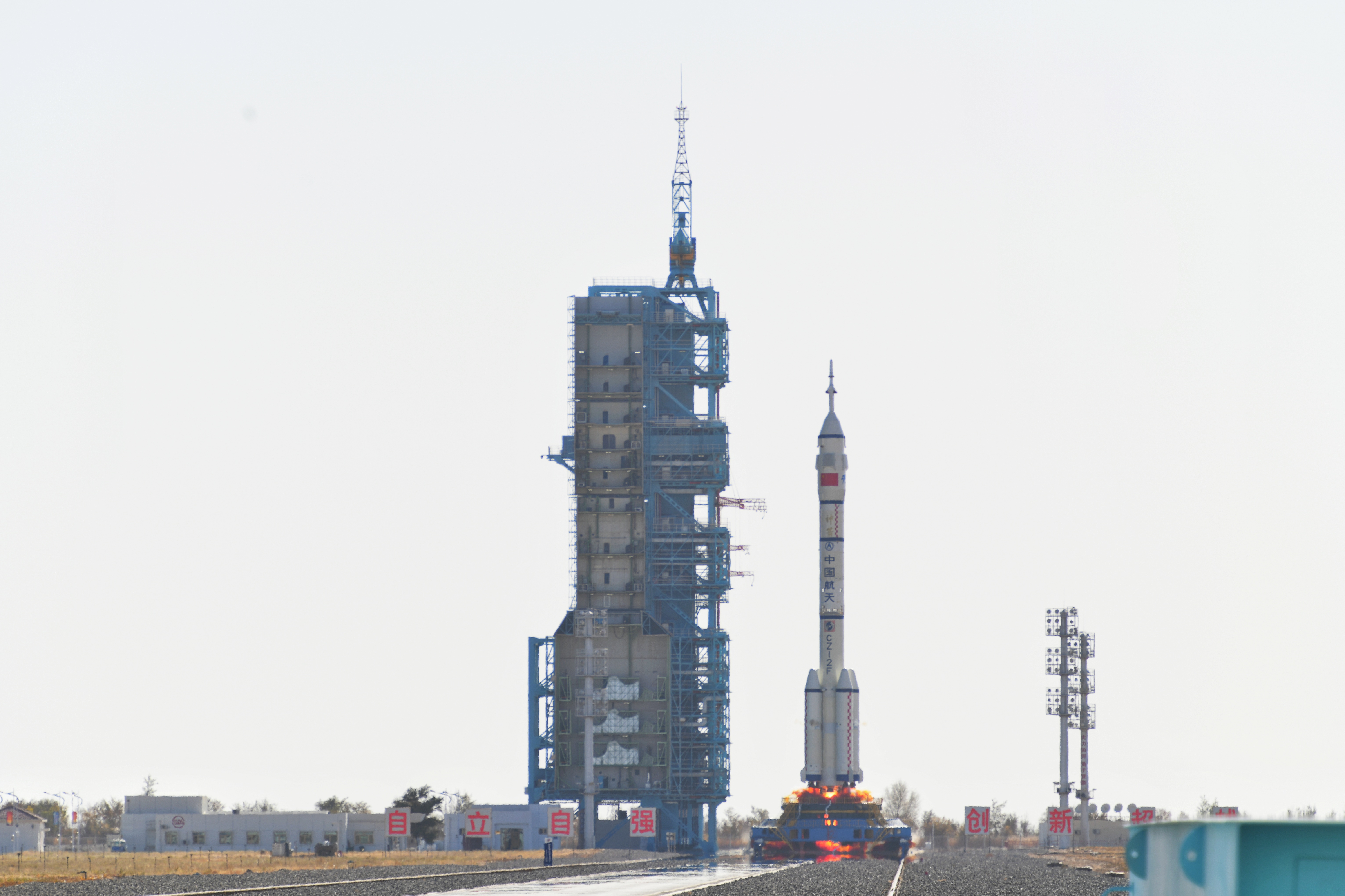 神舟十七號載人飛船發(fā)射升空震撼瞬間。人民網(wǎng) 張啟川攝