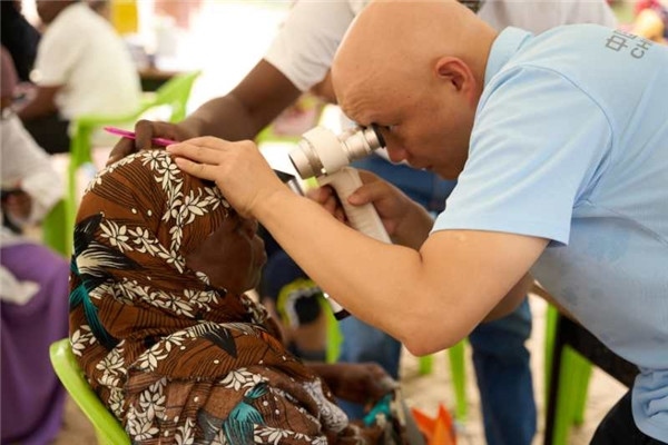 醫(yī)療隊為當(dāng)?shù)鼗颊吡x診。中國援桑醫(yī)療隊供圖