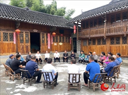 花垣縣石欄鎮(zhèn)朋巖村的院壩會。人民網(wǎng) 周靜圓攝