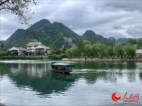 秋日的邊城鎮(zhèn)，青山滴翠、碧水含情。人民網(wǎng) 周靜圓攝