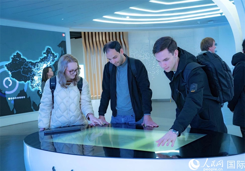 歐亞國家記者在國家大數(shù)據(jù)（貴州）綜合試驗區(qū)交流體驗中心參觀。人民網(wǎng) 陽茜攝