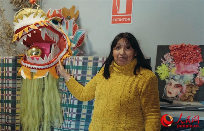 “熊貓閱覽室”一角。盧漢·梅洛為記者展示大使館贈(zèng)送的龍頭。人民網(wǎng)記者 張若涵攝