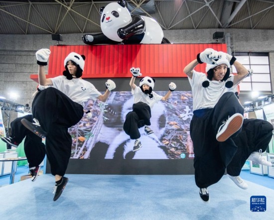  10月29日，街舞隊(duì)在日本大阪國際會展中心中國館表演街舞。新華社發(fā)（中國駐大阪旅游辦事處供圖）