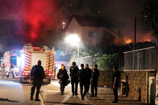  10月29日，在以色列北部城市謝莫納，以軍士兵和急救人員在一處被火箭彈擊中的現(xiàn)場執(zhí)勤。新華社發(fā)（阿亞爾·馬爾戈林?jǐn)z/基尼圖片社）