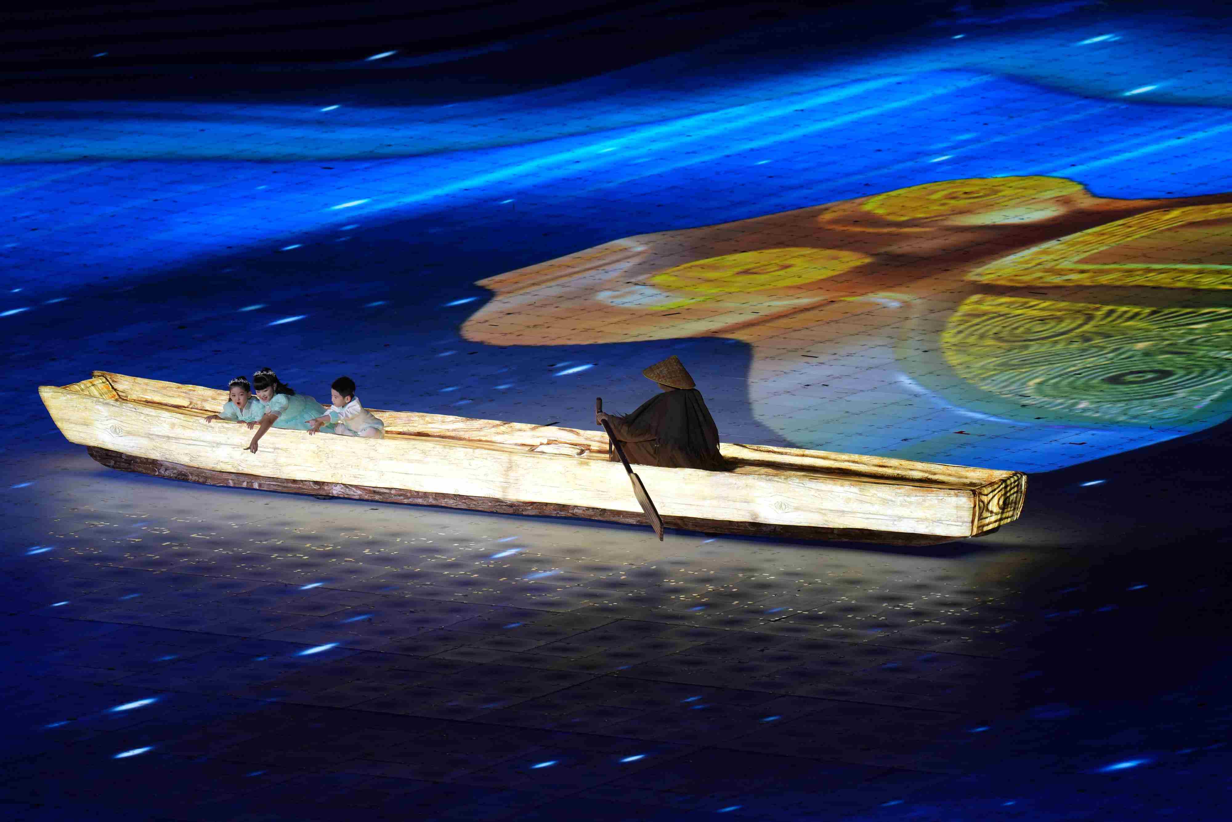 △2023年10月28日，杭州亞殘運會閉幕式上的“中華第一舟”。