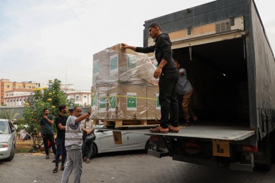  10月29日，工作人員在加沙地帶南部城市汗尤尼斯的一家醫(yī)院搬運(yùn)醫(yī)療援助物資。新華社發(fā)（里澤克·阿卜杜勒賈瓦德攝）
