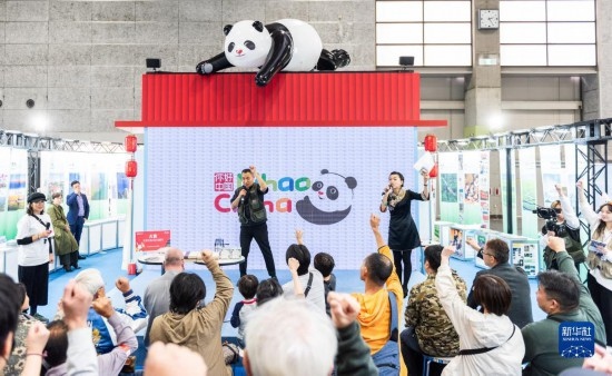  10月29日，游客在日本大阪國際會展中心中國館參與中國旅游知識問答活動。新華社發(fā)（中國駐大阪旅游辦事處供圖）