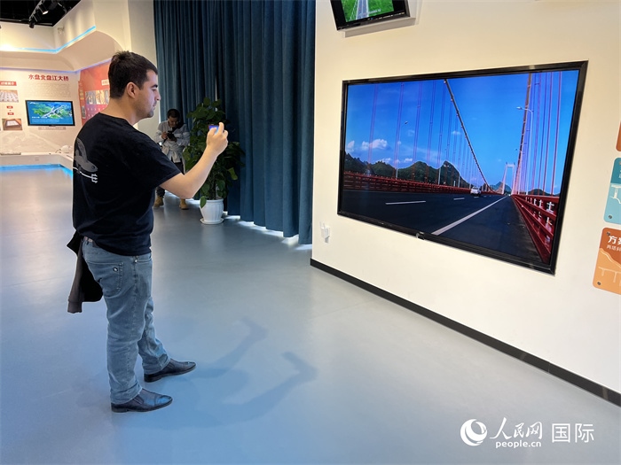 歐亞國(guó)家記者在橋梁博物館參觀。（人民網(wǎng) 花放攝）