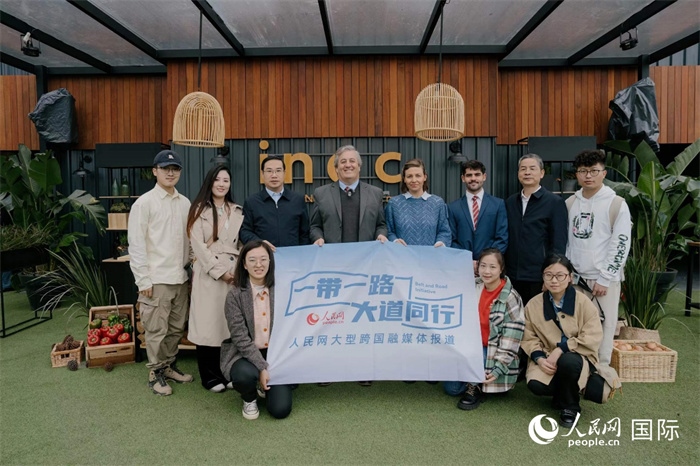 在烏拉圭第118屆普拉多牧農(nóng)業(yè)國際博覽會(huì)上，烏拉圭國家肉類協(xié)會(huì)主席與人民網(wǎng)記者合影。人民網(wǎng)記者 張若涵攝