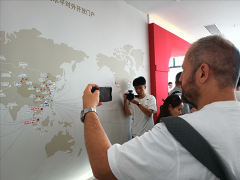 來(lái)自波黑的法魯克·博里奇用手機(jī)記錄廣州港可以通達(dá)到的世界城市與地區(qū)。石青川 攝