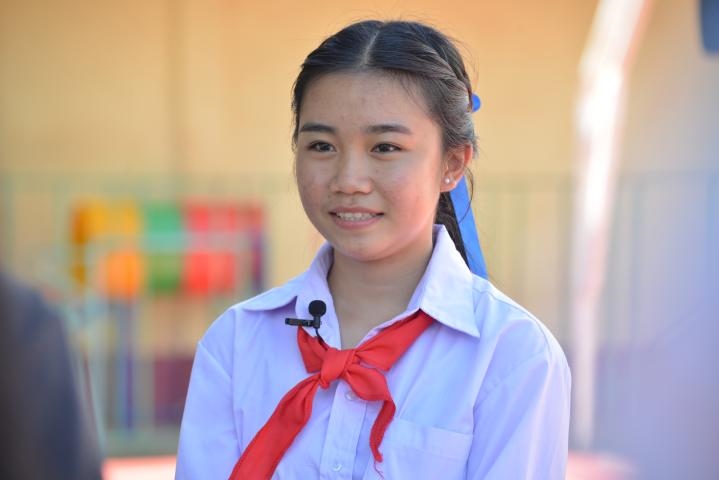 蓬批灣結(jié)束中國(guó)之行返回老撾后接受記者采訪。