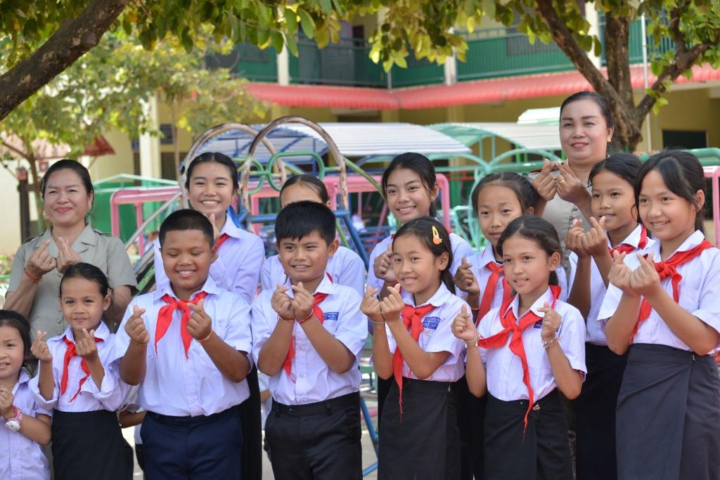 在采訪中，中老友好農(nóng)冰村小學(xué)師生為老中友誼“比心”。