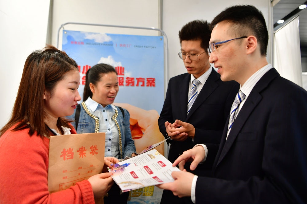 2019年5月9日，兩名鞋業(yè)公司的工作人員（左一和左二）向銀行工作人員咨詢中小微企業(yè)金融服務(wù)方案細則。當日，福建自貿(mào)區(qū)福州片區(qū)稅企銀三方對接會在馬尾基金小鎮(zhèn)舉辦，來自傳統(tǒng)制造業(yè)、物聯(lián)網(wǎng)和電子商務(wù)等行業(yè)的企業(yè)代表參加對接會。新華社記者 魏培全 攝