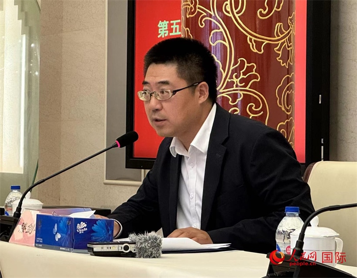 10月31日，歐美同學(xué)會(huì)副秘書(shū)長(zhǎng)滕劍峰在第五屆中法文化論壇媒體吹風(fēng)會(huì)上講話。（人民網(wǎng) 謝瑩攝）