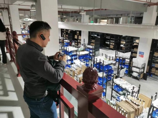 2023“一帶一路”媒體合作論壇聯(lián)合采訪團團員在仁和醫(yī)藥物流園拍攝記錄轉(zhuǎn)運流程。（本報記者 黃超攝）