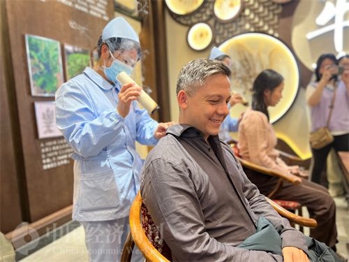  （外媒記者體驗(yàn)艾灸。中國(guó)經(jīng)濟(jì)周刊記者 郭志強(qiáng) 攝）