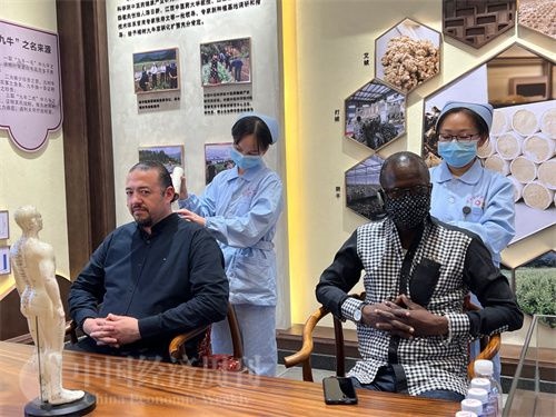  （外媒記者爭(zhēng)先恐后體驗(yàn)艾灸，直呼神奇。中國(guó)經(jīng)濟(jì)周刊記者 郭志強(qiáng) 攝）