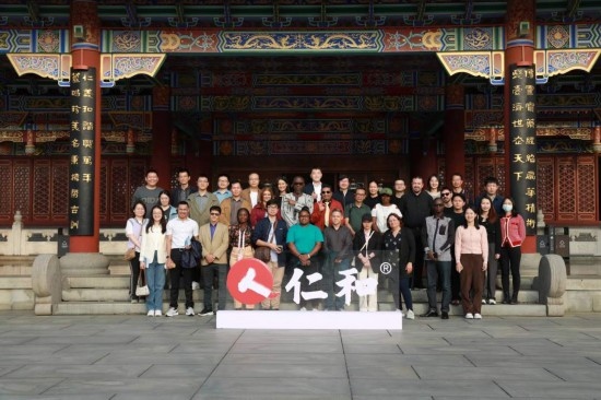 2023“一帶一路”媒體合作論壇聯(lián)合采訪團參觀仁和集團。（受訪者供圖）