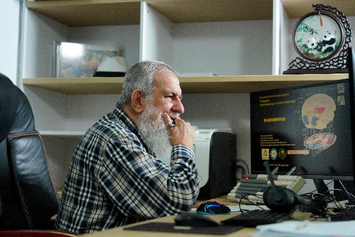 10月31日，古巴科學(xué)家裴德樂在電子科技大學(xué)做科研。