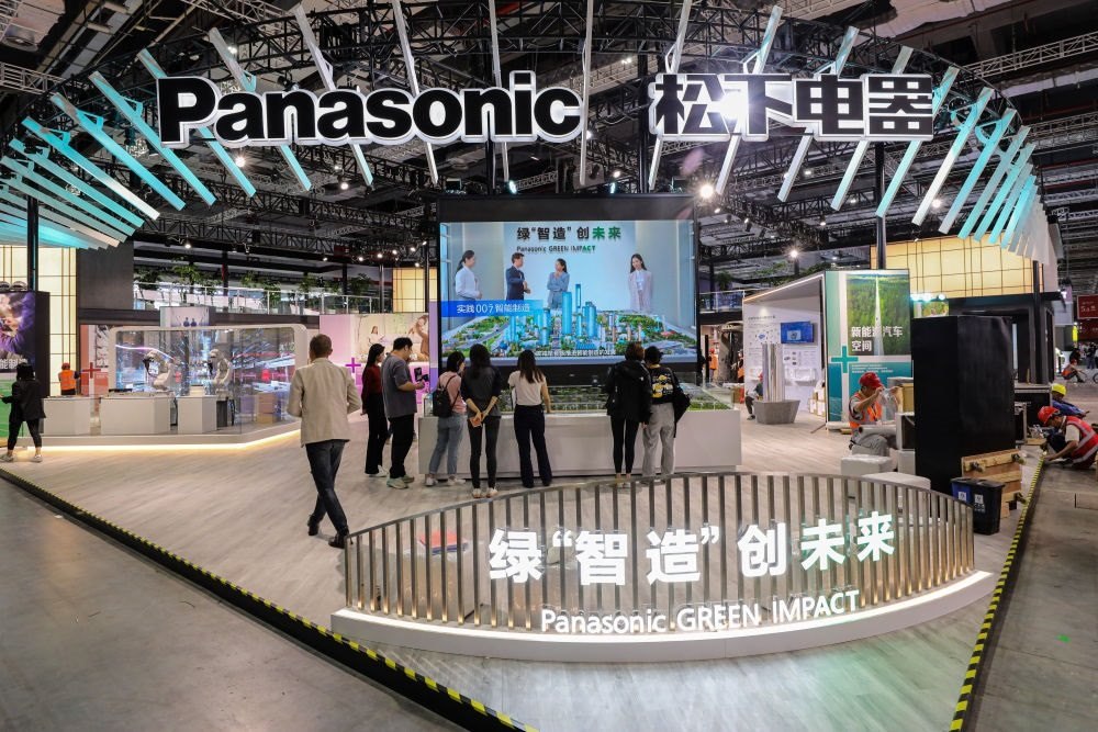 2023年11月2日，工作人員在進(jìn)博會松下電器展位做準(zhǔn)備工作。新華社記者 辛夢晨 攝