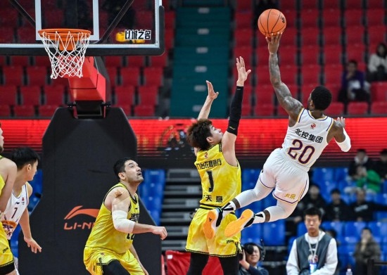 11月4日，北京控股隊球員費爾德（右一）在比賽中投籃。新華社記者 顏麟蘊 攝