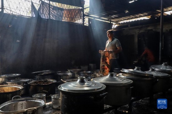 11月3日，在加沙地帶南部城市拉法，人們?cè)诿簹庵袛嗪笥貌窕鹱鲲?。新華社發(fā)（里澤克·阿卜杜勒賈瓦德攝）