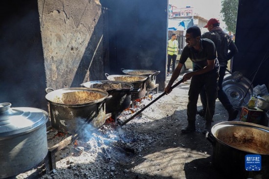 11月3日，在加沙地帶南部城市拉法，人們?cè)诿簹庵袛嗪笥貌窕鹱鲲垺Ｐ氯A社發(fā)（里澤克·阿卜杜勒賈瓦德攝）