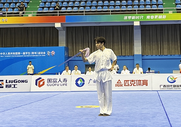 11月6日，第一屆全國(guó)學(xué)生（青年）運(yùn)動(dòng)會(huì)武術(shù)套路（大學(xué)組）男子自選劍術(shù)比賽中。人民網(wǎng)記者 歐興榮攝
