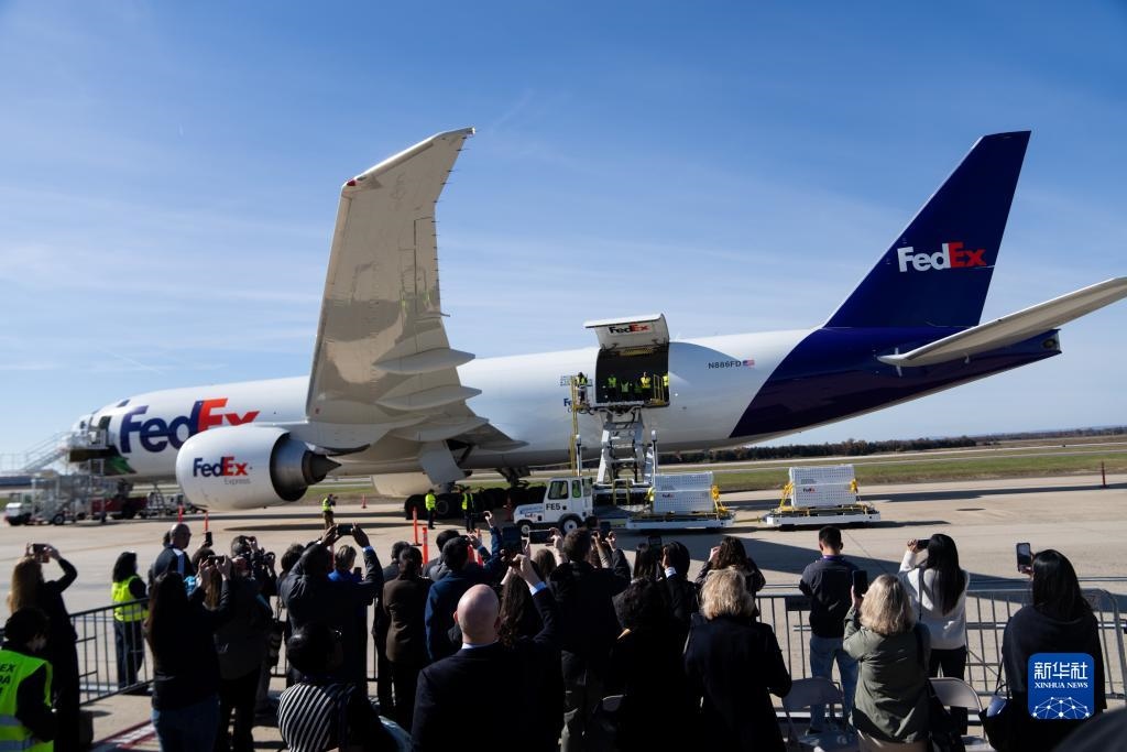 11月8日，在美國弗吉尼亞州的華盛頓杜勒斯國際機場，裝有大熊貓的特制“旅行包廂”準備運上專機。新華社記者劉杰攝