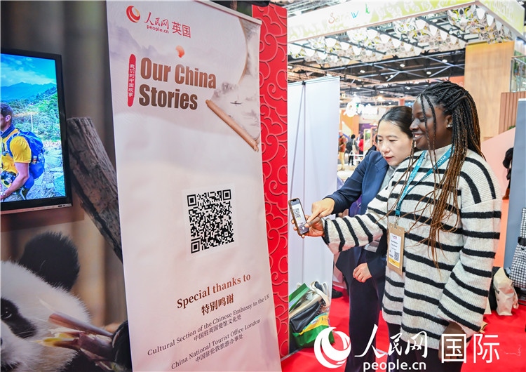 觀眾掃碼《我們的中國故事》系列視頻。人民網 郭錦標攝