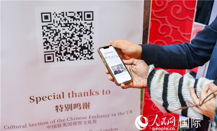 觀眾掃碼《我們的中國故事》系列視頻。人民網 郭錦標攝