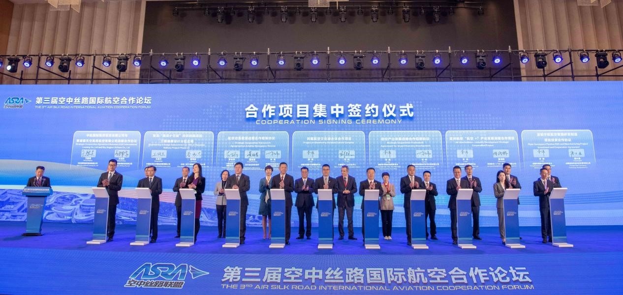 圖為7個(gè)國內(nèi)外合作項(xiàng)目現(xiàn)場簽約。人民網(wǎng)記者 唐宋攝