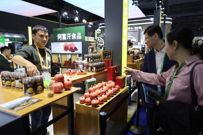 11月6日，在第六屆進(jìn)博會(huì)食品及農(nóng)產(chǎn)品展區(qū)，阿富汗食品吸引參展人員。