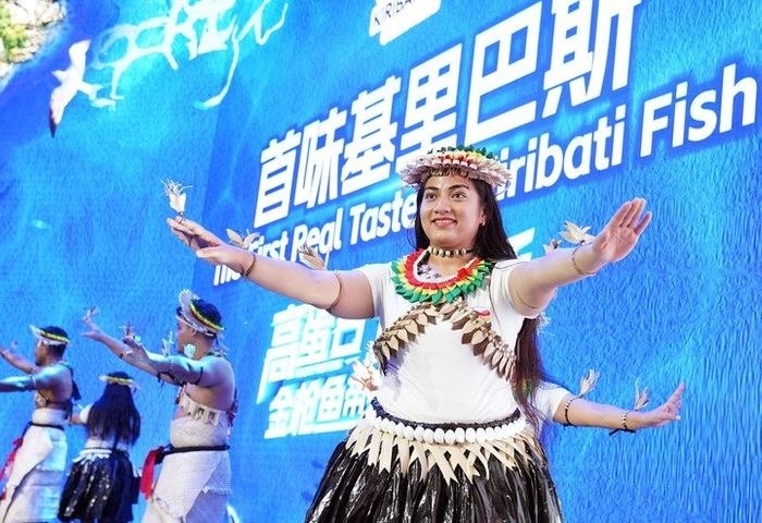 11月8日，來自基里巴斯的參展人員在基里巴斯水產(chǎn)品推介活動(dòng)上表演。