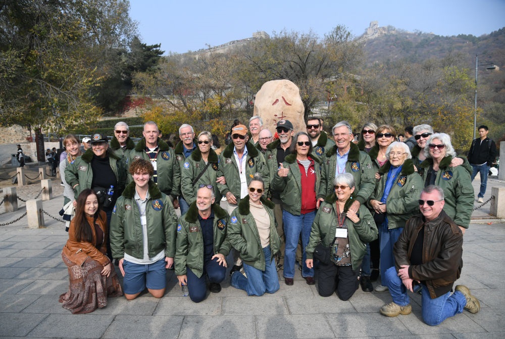 2023年10月29日，飛虎隊(duì)老兵莫耶一行人在北京八達(dá)嶺長(zhǎng)城合影留念。當(dāng)日，美中航空遺產(chǎn)基金會(huì)訪華代表團(tuán)成員陸續(xù)抵達(dá)北京。新華社記者 任超 攝